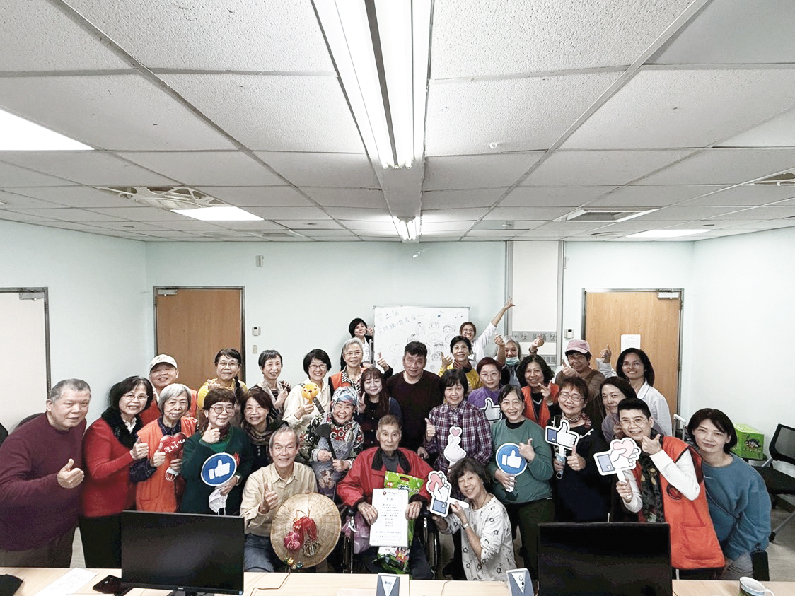 AgroupphotoofallparticipantsandguestsattheHospiceCupTaiwaneseDialectOralPerformanceCompetition